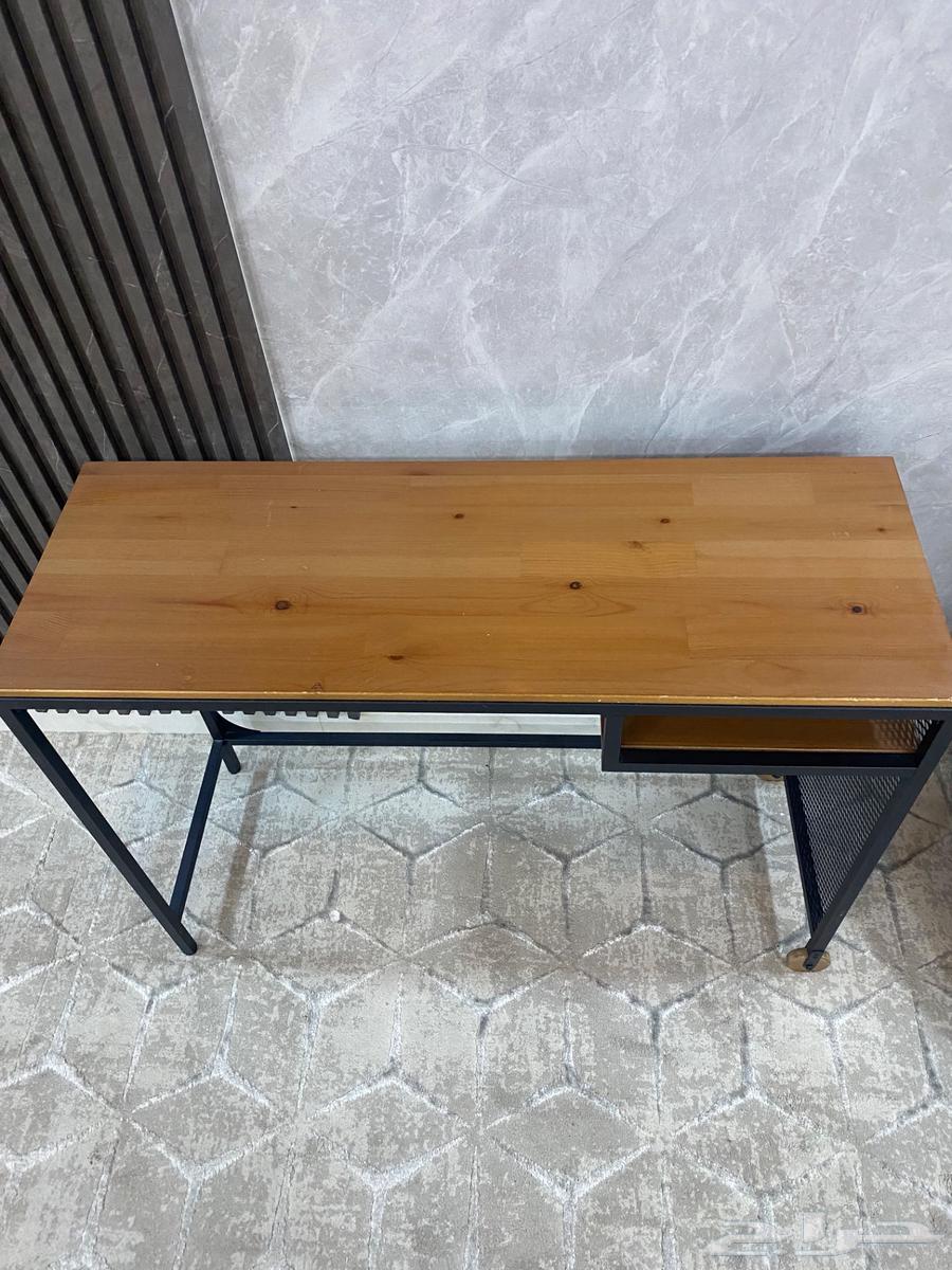 طاوله مكتبيه خشبيه نظيفه64613863567362112