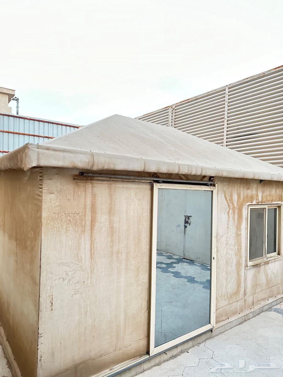 خيمة جلد للبيع بحالة جيدة مع الأثاث (مساند وستارة )64610604511489110