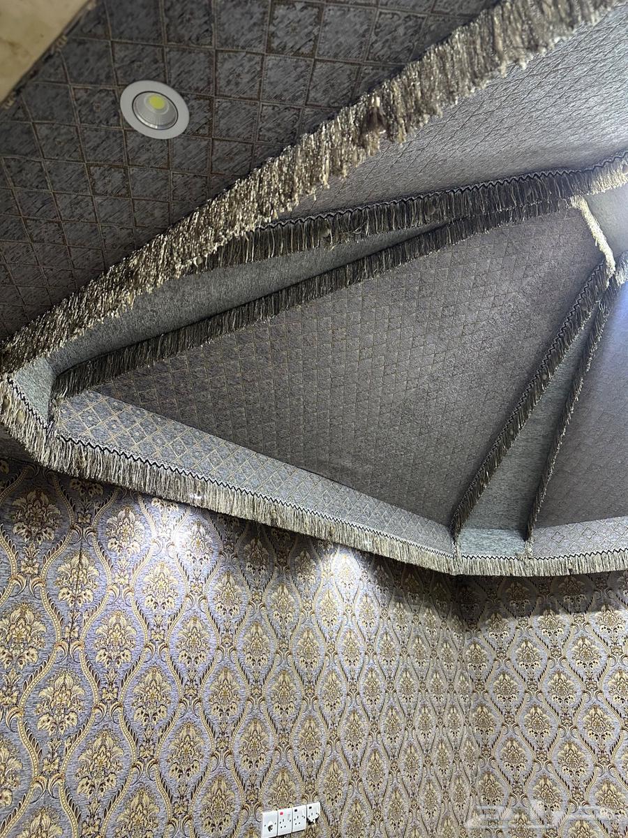 خيمة جلد للبيع بحالة جيدة مع الأثاث (مساند وستارة )64610604511489113