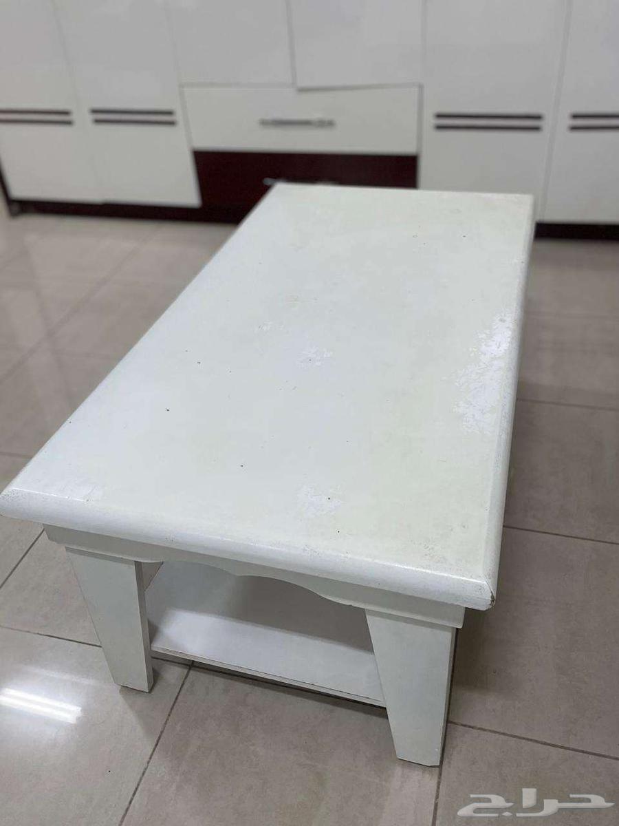 طاولات و سجادة مع شوية اغراض بيت للبيع64613455243778112