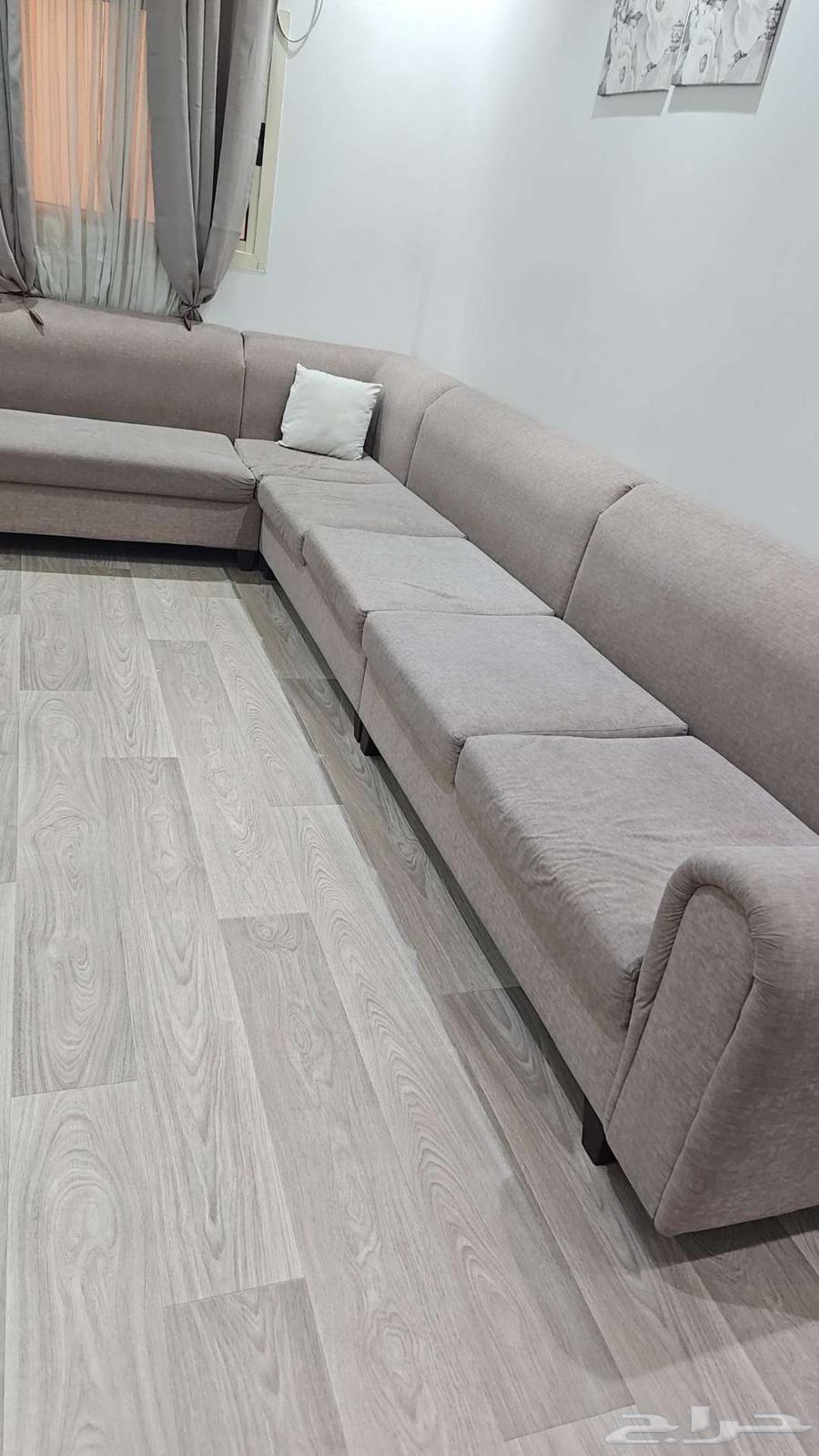 Clean Sofa with Letter 'N' for Sale in Tabuk64611854690818111