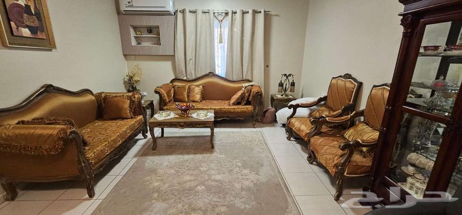 طقم كنب كلاسيكي ذهبي مع طاولة وكرسيين بحالة جيدة جد ا64614148339969113