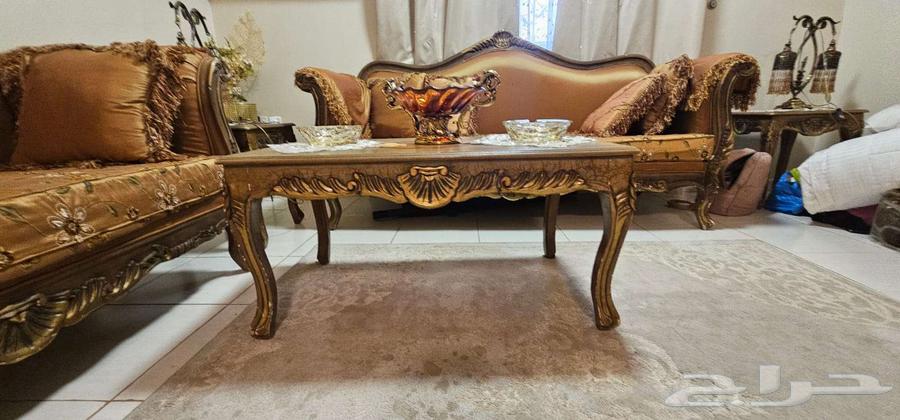 طقم كنب كلاسيكي ذهبي مع طاولة وكرسيين بحالة جيدة جد ا64614148339969110