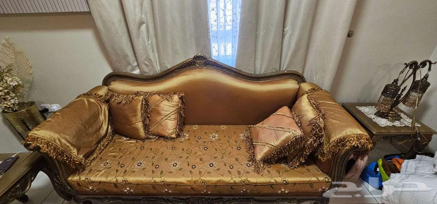 طقم كنب كلاسيكي ذهبي مع طاولة وكرسيين بحالة جيدة جد ا64614148339969112