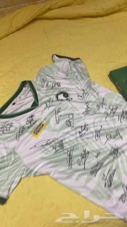 تيشيرت المنتخب بتوقيع لاعبين 202264589500933891110