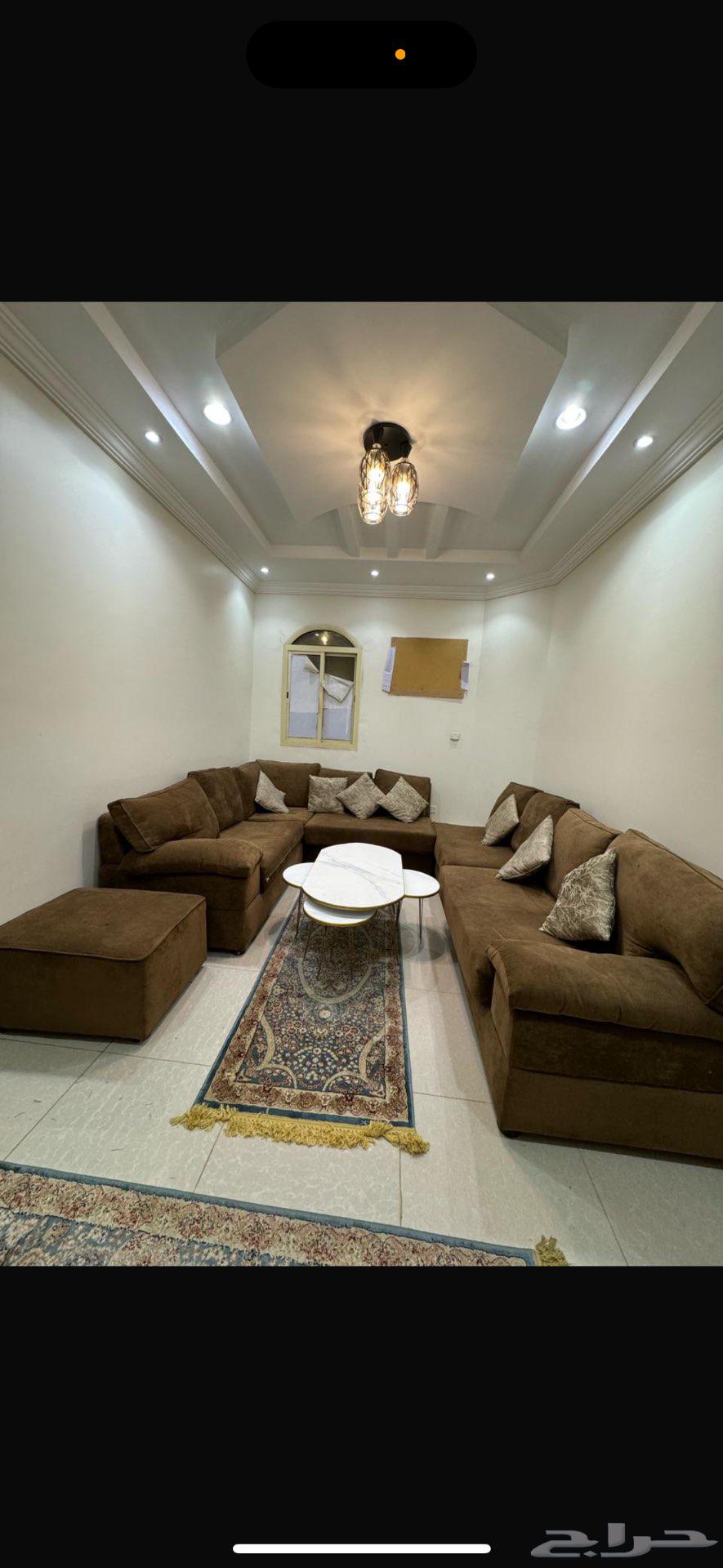 كنب مستخدم مع سجاده والستارة موجوده64625675615746111