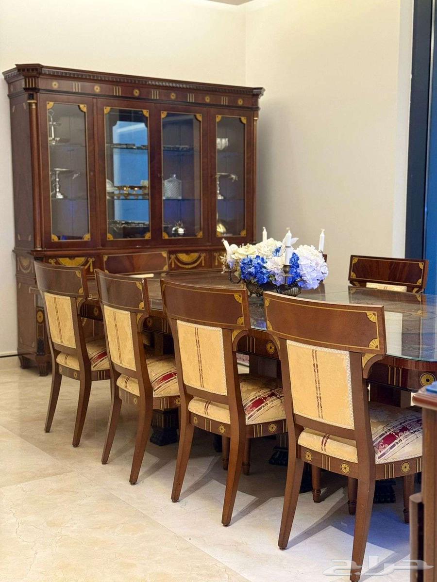 Luxurious Dining Table64622512886787110