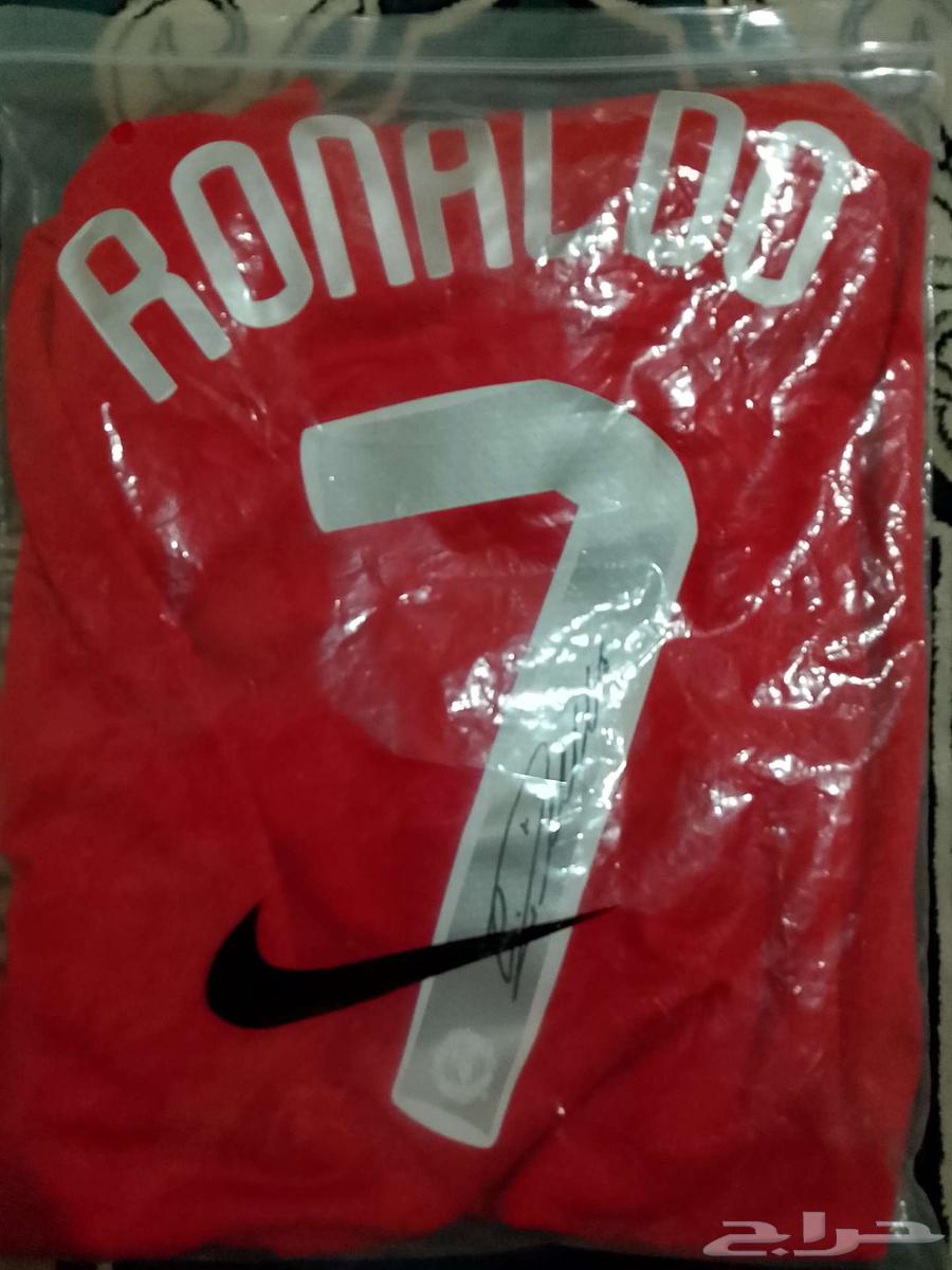 تيشيرت مان يونايتد عليه توقيع رونالدو64623256988546113