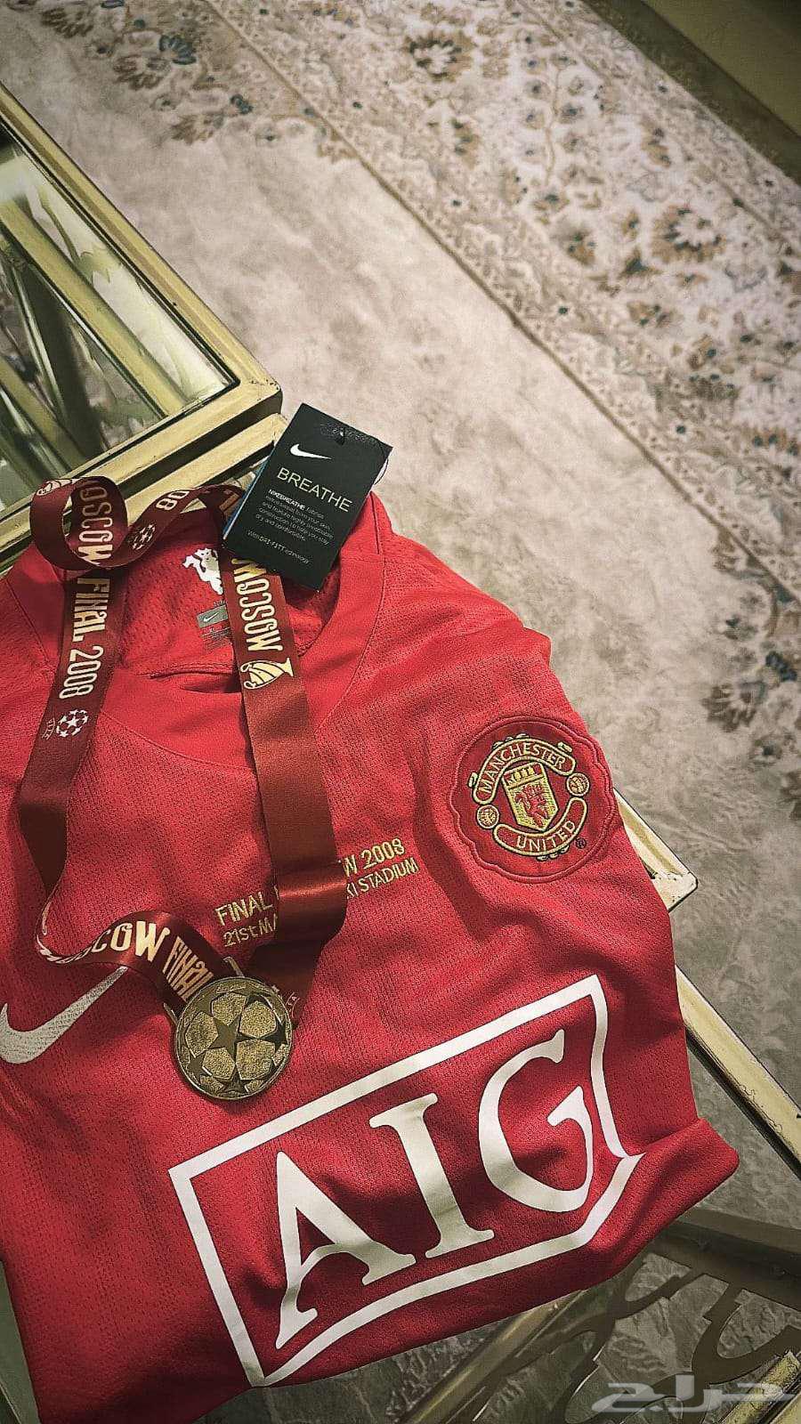 تيشيرت مان يونايتد عليه توقيع رونالدو64623256988546112