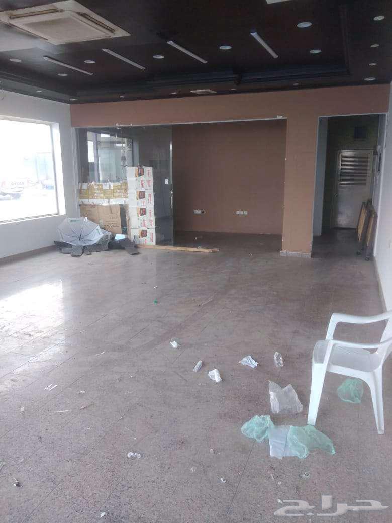 معرض كبير وواجهة مميزة للايجار في موقع استراتيجي64155116016259113