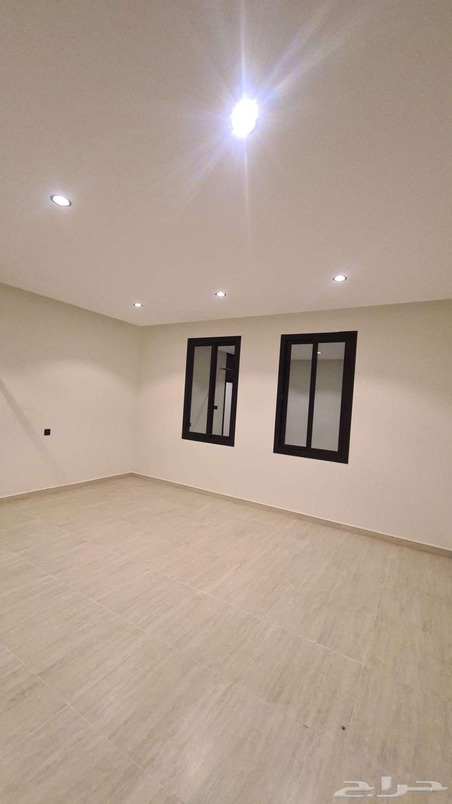 للبيع شقق تمليك 6 غرف وملاحق 3غرف وسطحين حي الجال موقع ممتاز64228458700419111