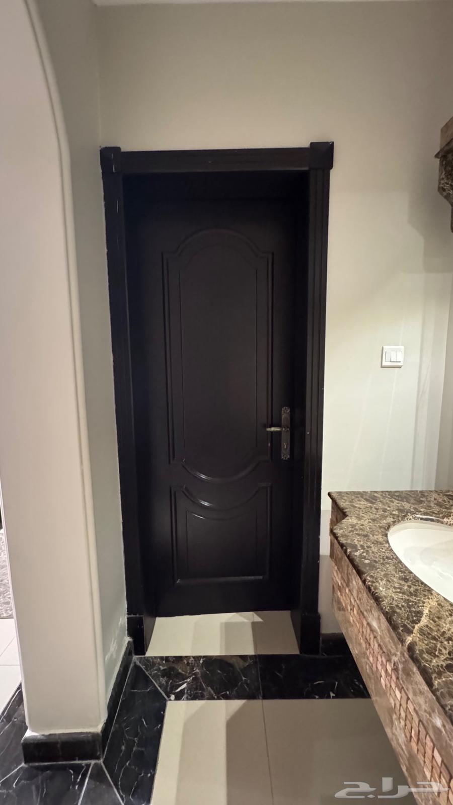 أبواب خشب ومغاسل رخام مع للبيع64229181206018114