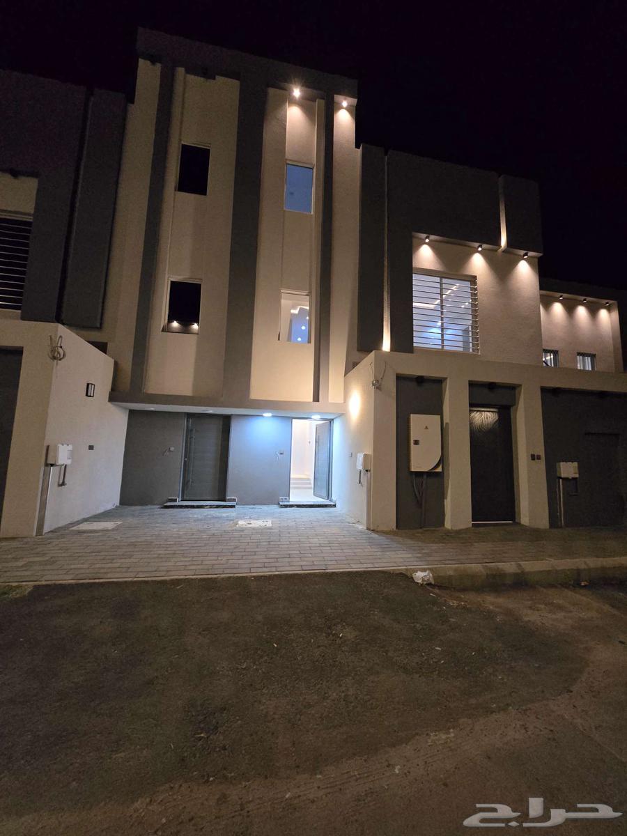 للبيع روف علوى مع ملحق مدخل مستقل 8غرف حي العزيزية احد رفيده64253978604035111