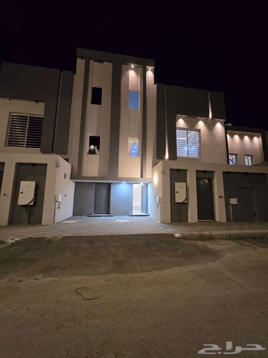 للبيع روف علوى مع ملحق مدخل مستقل 8غرف حي العزيزية احد رفيده64253978604035110