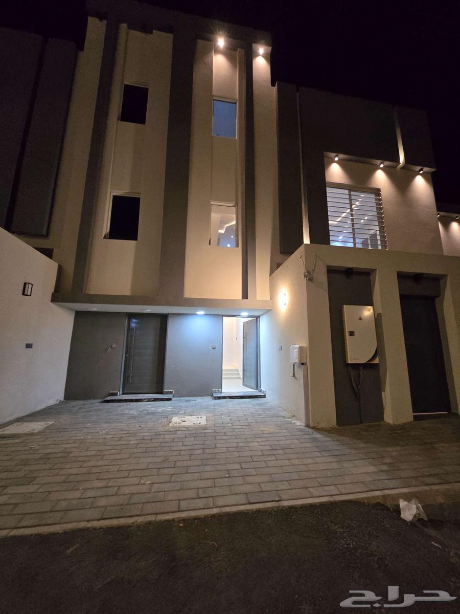 للبيع روف علوى مع ملحق مدخل مستقل 8غرف حي العزيزية احد رفيده64253978604035112