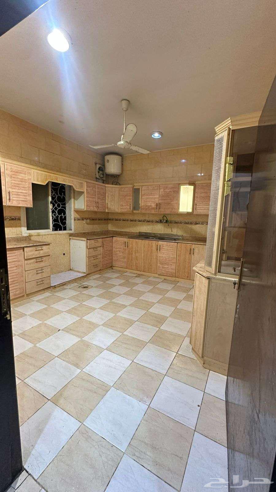 شقة بلاط اربع غرف مؤثثة وفاخرة للعوايل بخميس مشيط64259889551875110