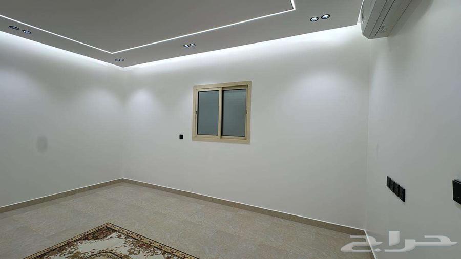 شقة عائلية واسعة (3 غرف وصالة) للإيجار السنوي بحي النهضة64259889685633112