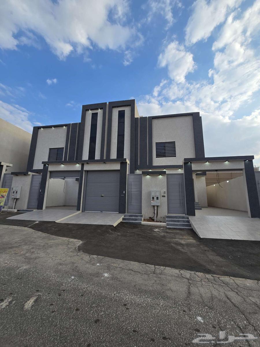 للبيع روف علوى مع ملحق 9غرف بمدخل سياره من650ألف شمال الخميس64349818380291110