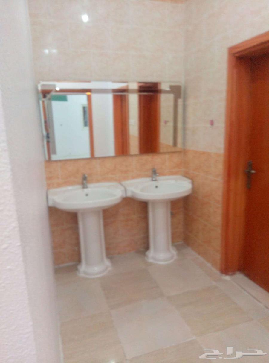 شقة بلاط غرفتين ومجلسين بمدخل خاص للعوايل بخميس مشيط64349800806659114