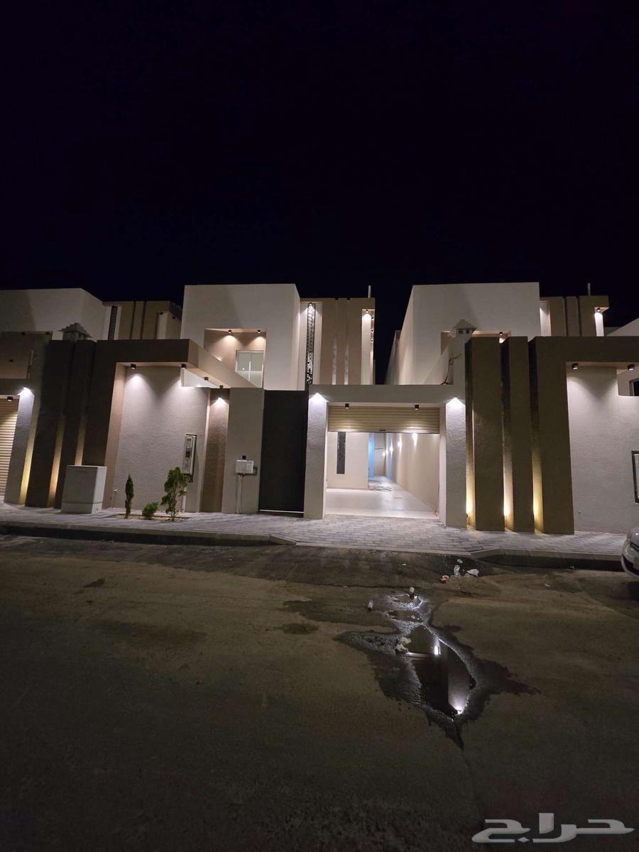 للبيع فيلا دورين وملحق 10غرف تشطيبVIP باحد رفيده حي العزيزية64370012001409111