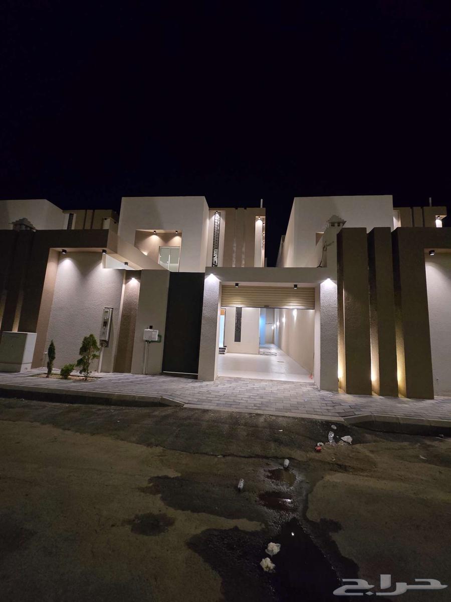 للبيع فيلا دورين وملحق 10غرف تشطيبVIP باحد رفيده حي العزيزية64370012001409110