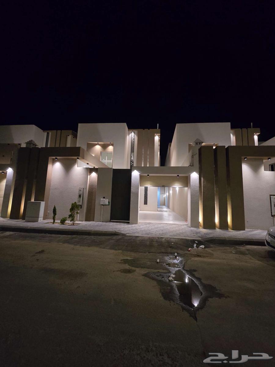 للبيع فيلا دورين وملحق 10غرف تشطيبVIP باحد رفيده حي العزيزية64370012001409112