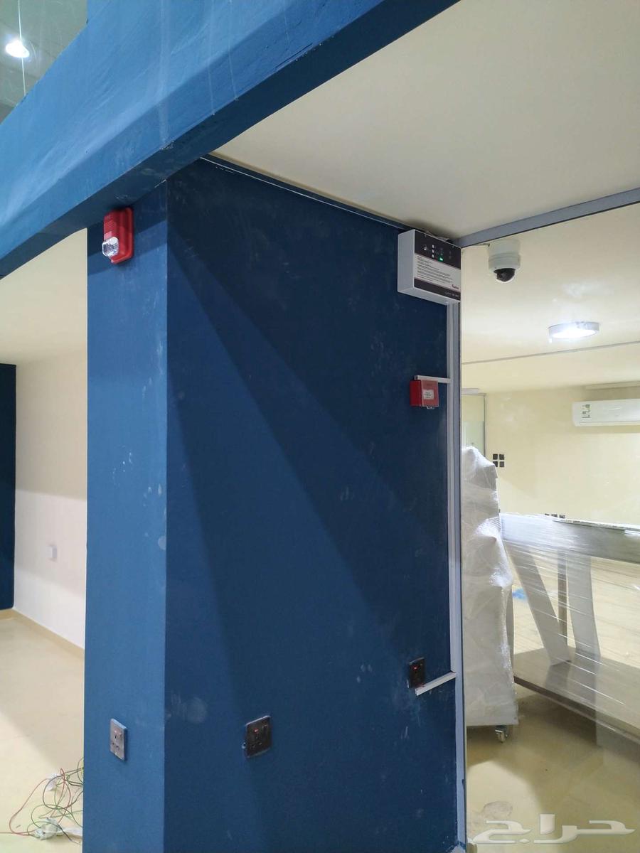 Electrical Engineer and Surveillance Cameras64403775534850110