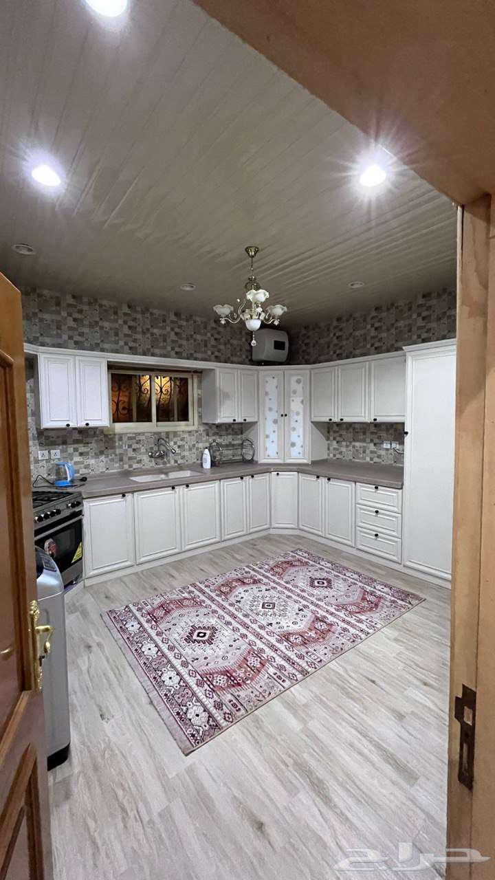 شقة مفروشة فاخرة بحوش للايجار خلف ثانوية الفواز64589598223491111