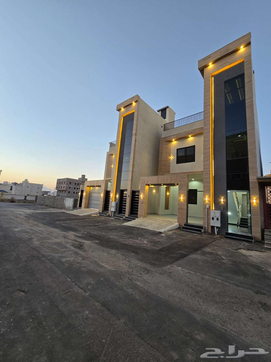 للبيع روف علوى مع ملحق 8غرف VIP من 700 ألف طريق الثمانين64582468971777110