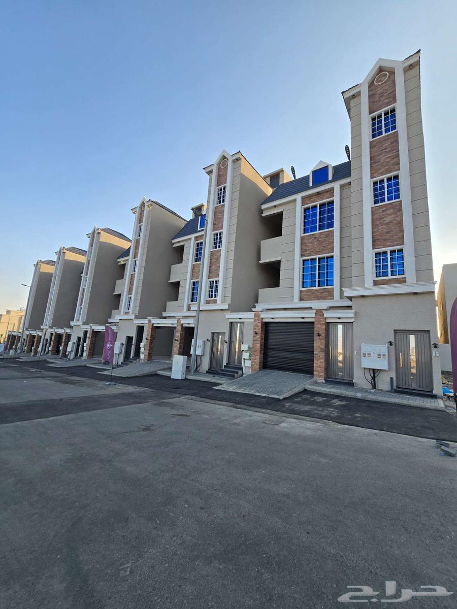 للبيع شقق علويه 6غرفVIPسطح خاص بحي التحليه وسط الخدمات520ألف64589541170177110