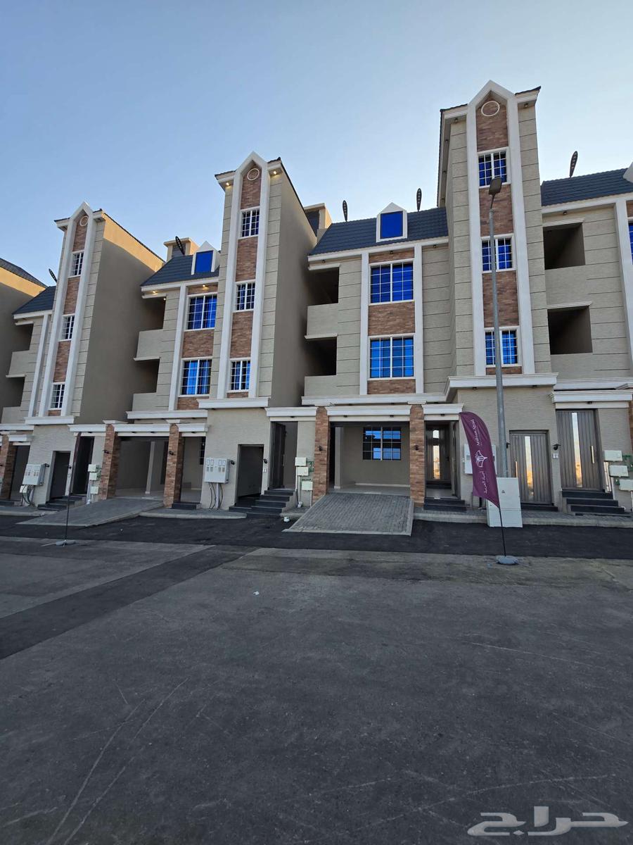 للبيع شقق علويه 6غرفVIPسطح خاص بحي التحليه وسط الخدمات520ألف64589541170177111