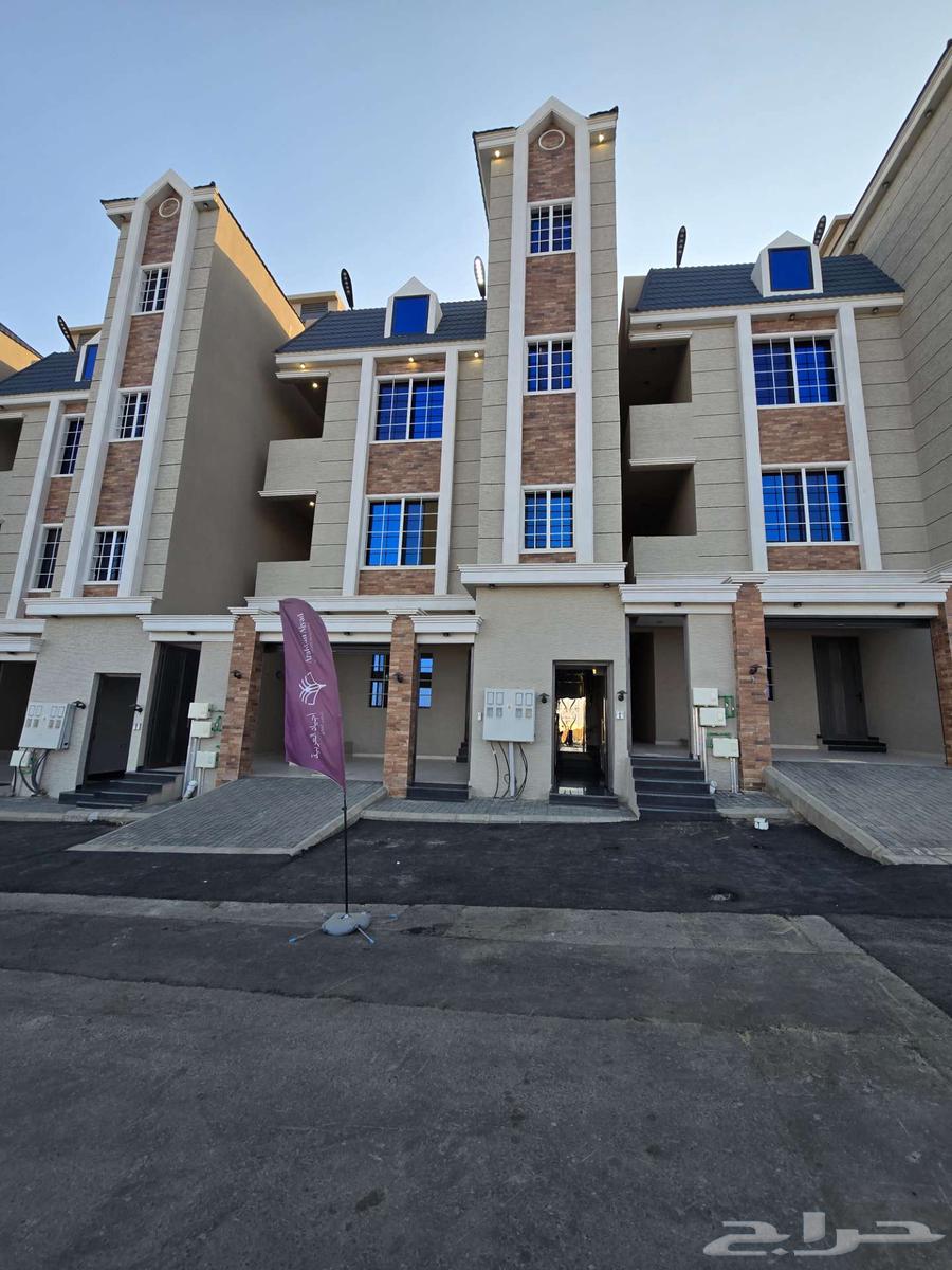 للبيع شقق علويه 6غرفVIPسطح خاص بحي التحليه وسط الخدمات520ألف64589541170177112