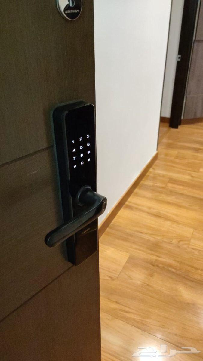 Carpenter opens door locks, installs electronic locks64594246402945111