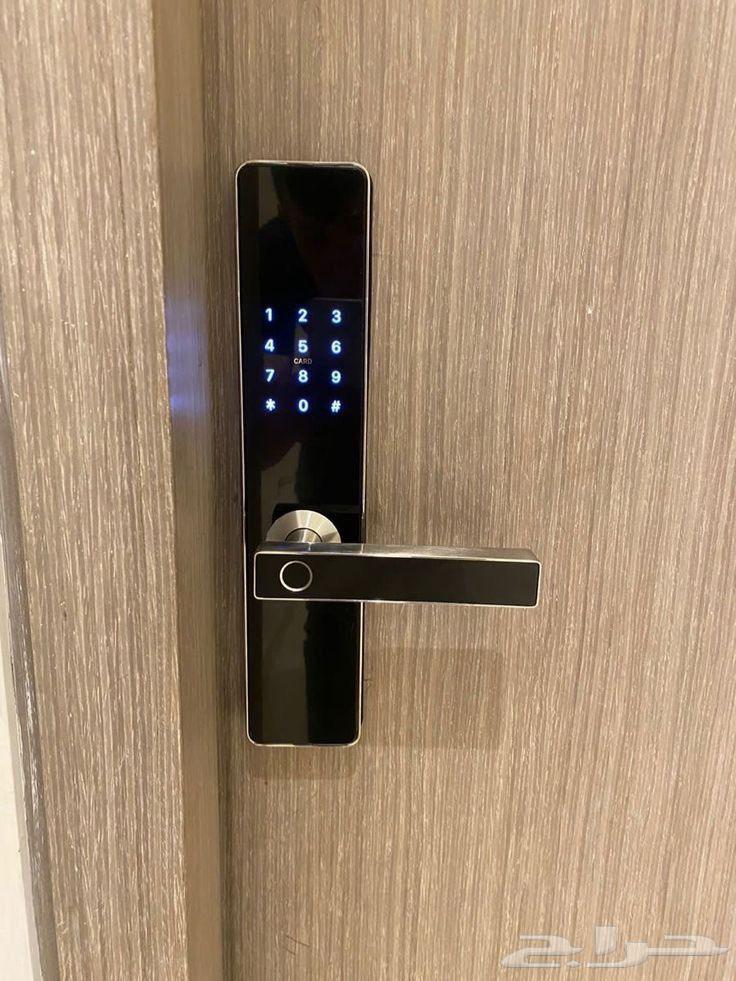 Carpenter opens door locks, installs electronic locks64594246402945114