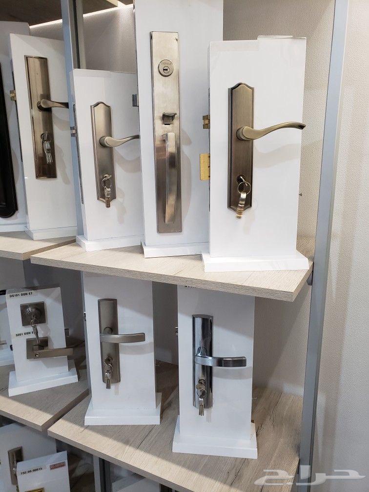 Carpenter opens door locks, installs electronic locks64594246402945112