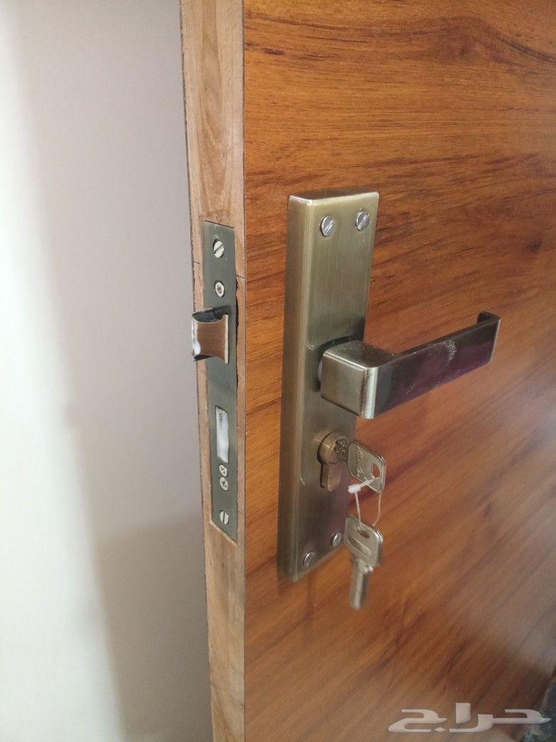 Carpenter opens door locks, installs electronic locks64594246402945110