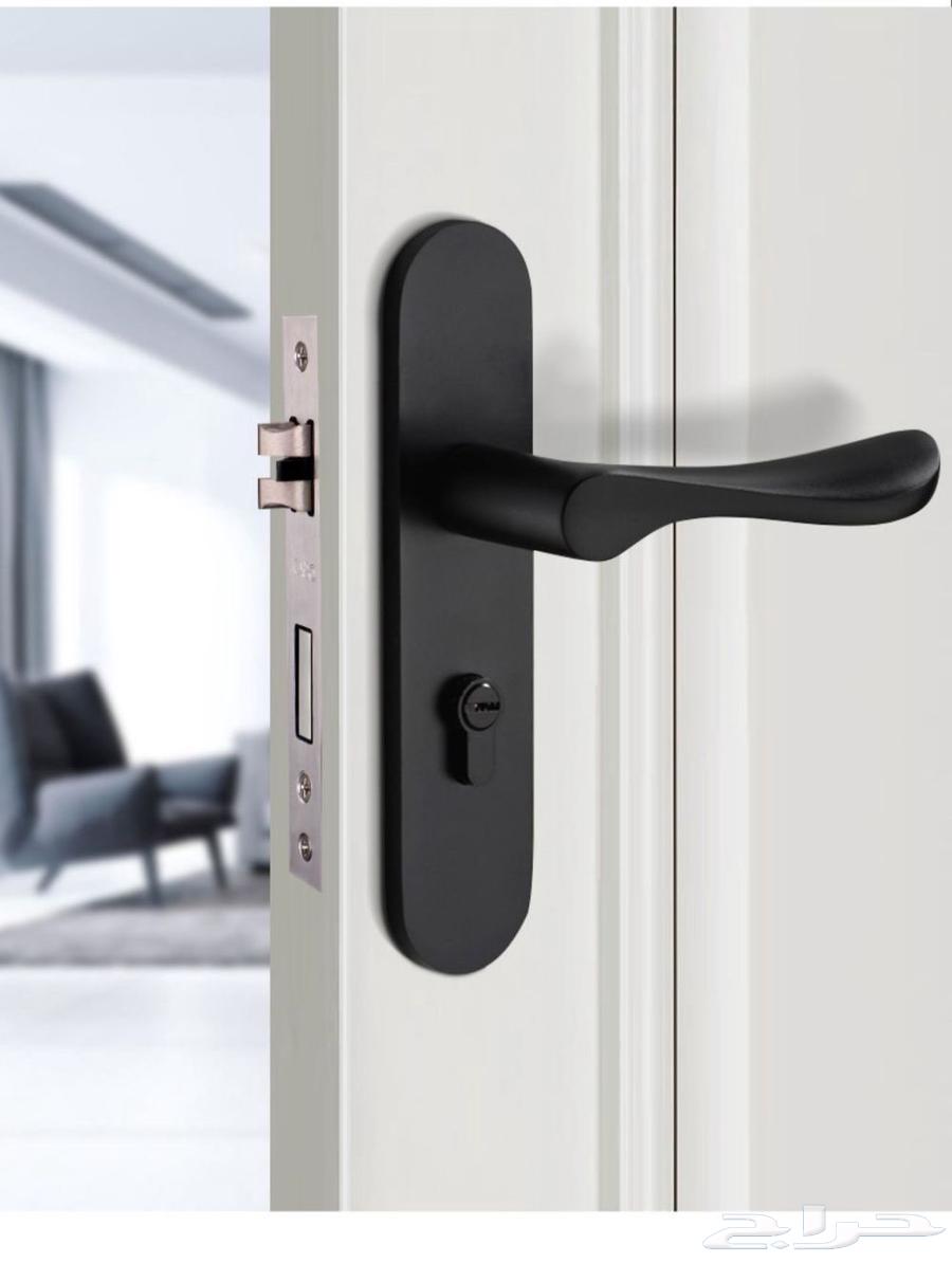 Carpenter opens door locks, installs electronic locks64594246402945113