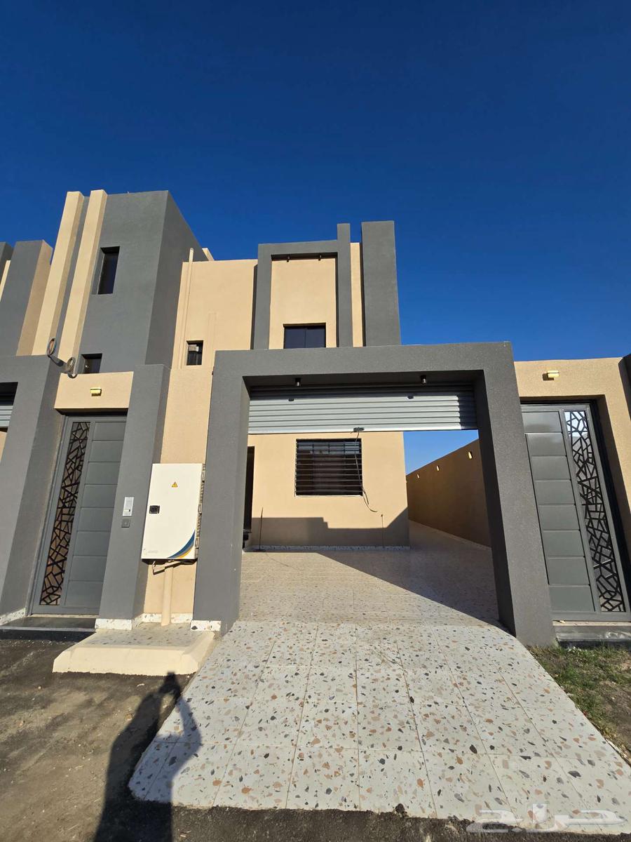 للبيع دور أرضي 6غرف بحوش ومدخل سياره من550 ألف طريق الثمانين64594098097154112