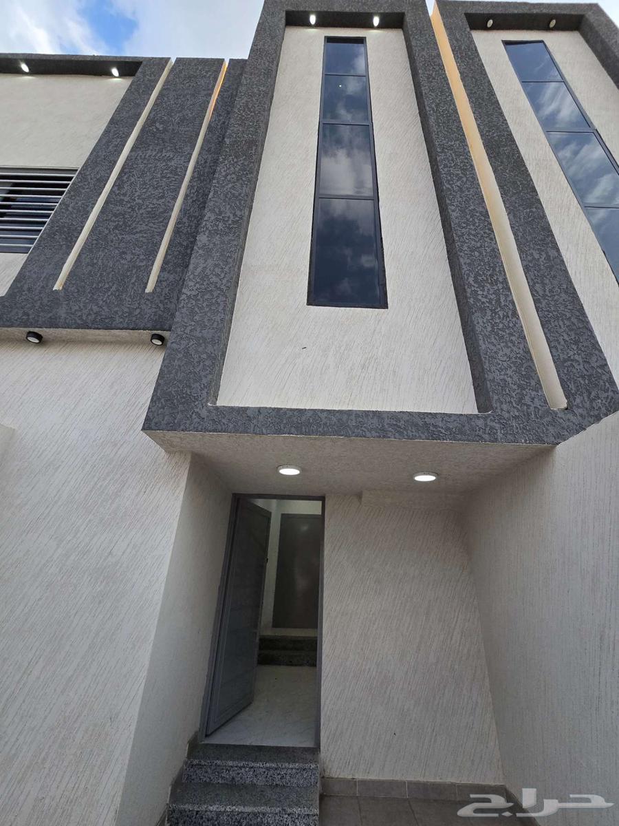 للبيع روف علوى مع ملحق 9غرف بمدخل سياره650 ألف طريق الثمانين64606187752066112